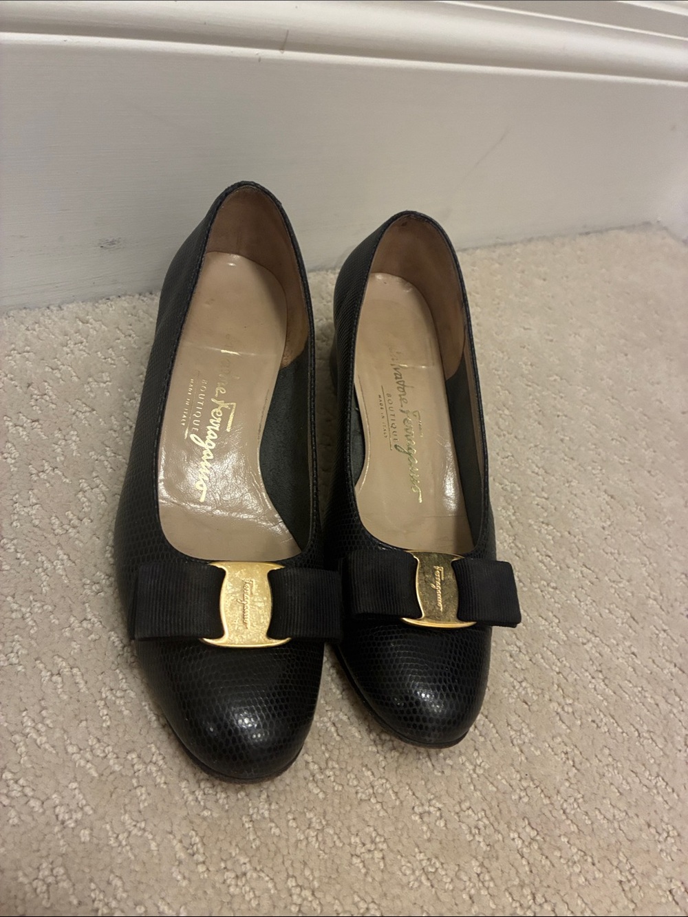 Vintage Salvatore Ferragamo Vara Bow Black Lizard Embossed Leather Pumps Size 6C